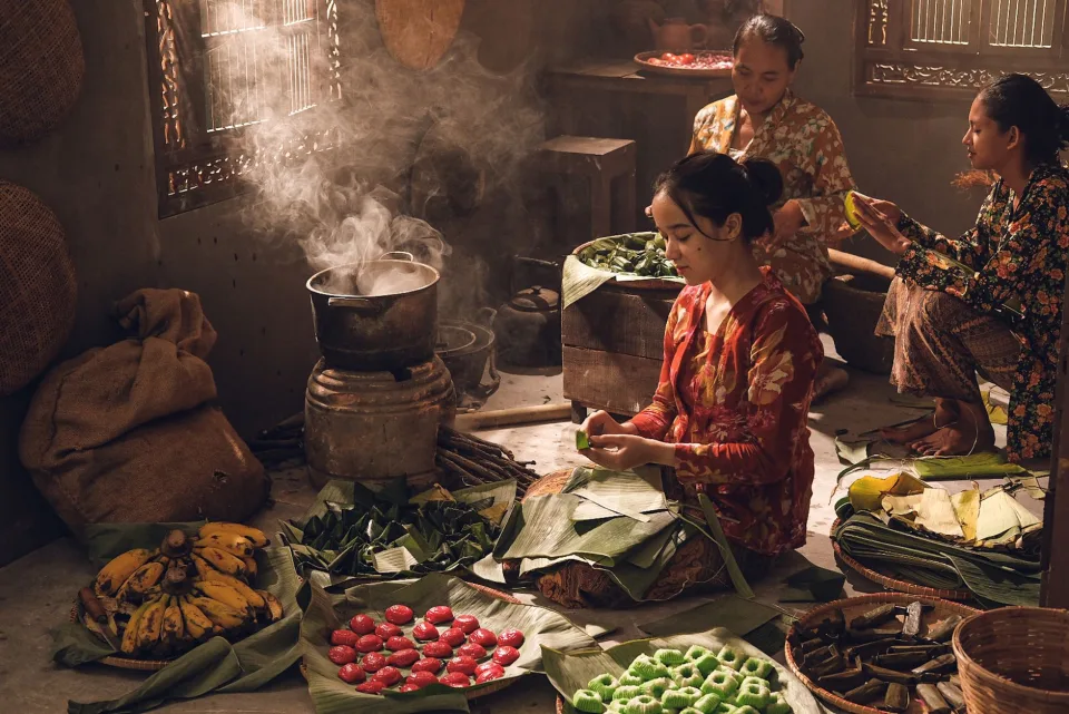 Phần cơm trưa gọn gàng, đủ món mặn canh rau — khách ăn xong