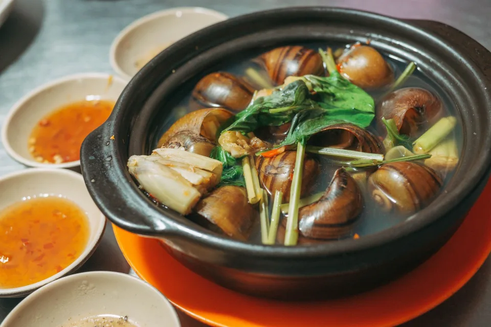 Tô bún nóng, nước dùng trong — lúc mới bưng ra