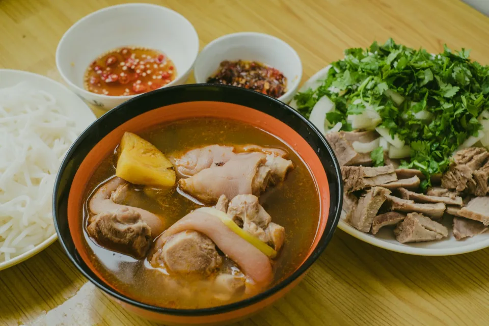 Phần cơm trưa gọn gàng, đủ món mặn canh rau — khách ăn trưa